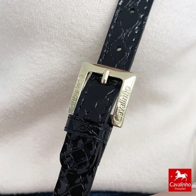 Cinto preto em pele sintética com fivela dourada e marca Cavalinho