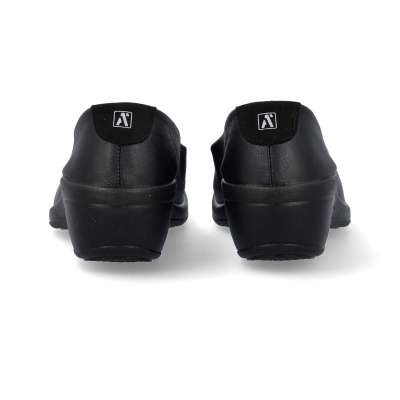 Sapatos pretos de salto médio vistos pelas costas com logótipo branco