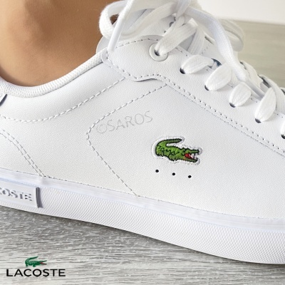 Ténis branco Lacoste com logo crocodilo verde e atacadores brancos