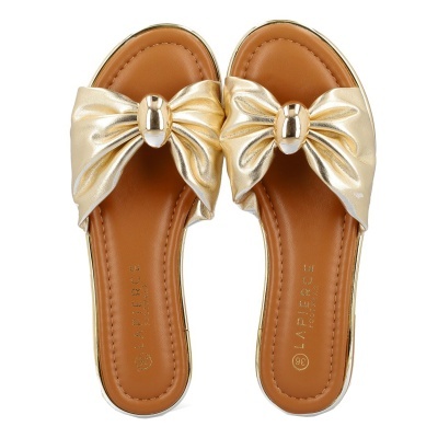 Sandálias femininas douradas com laço e detalhe metálico