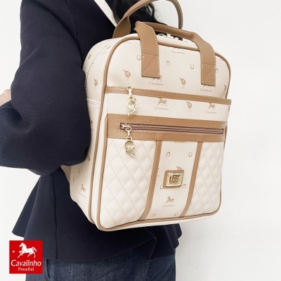 Mochila quadrada creme com padrão de cavalos e ferraduras castanho e detalhes em pele castanha