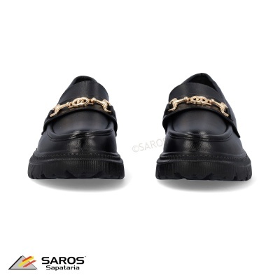 Sapatos pretos tipo mocassim com detalhe dourado