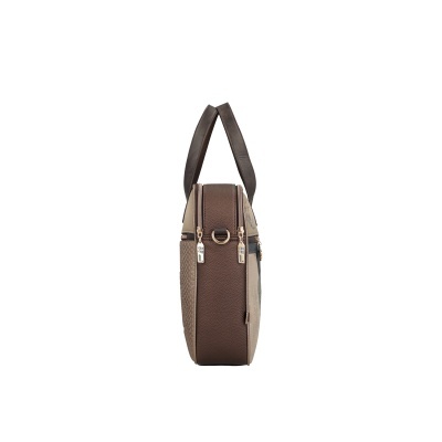 Mala tote castanha e bege vista de perfil