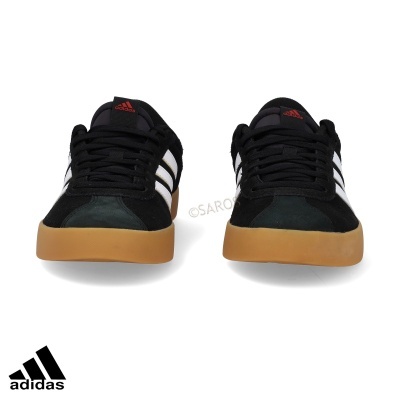 Ténis Adidas pretos com detalhes brancos e sola castanha