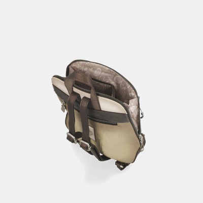 Mochila pequena bege e castanha com interior forrado