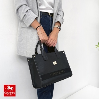 Mala preta Cavalinho com alças curtas e detalhes dourados