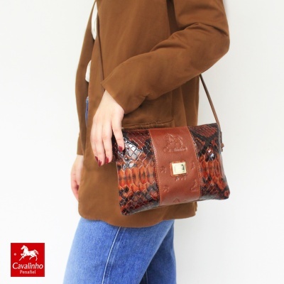 Mala de senhora castanha e preta padrão pele de cobra com fecho dourado