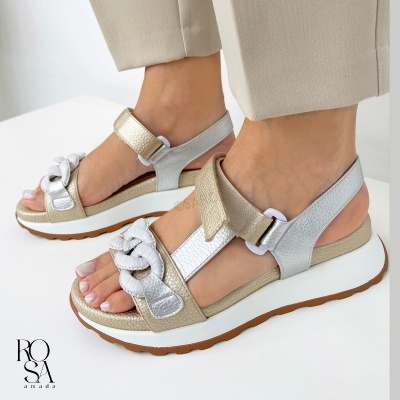 Sandálias desportivas prateadas e douradas com sola branca