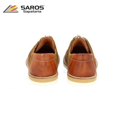 Sapatos castanhos de couro e camurça vistos de trás com fundo branco e logótipo SAROS Sapataria
