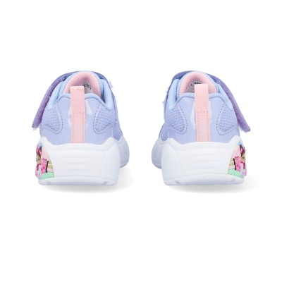 Par de sapatilhas infantis lilás e rosa vista de trás com solas brancas decoradas.