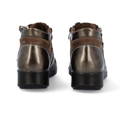 Botins femininos dourados e castanhos vistos de trás