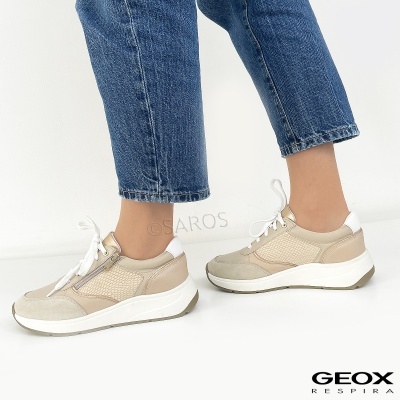 Ténis Geox Respira bege e branco com atacadores brancos, usados com jeans azul
