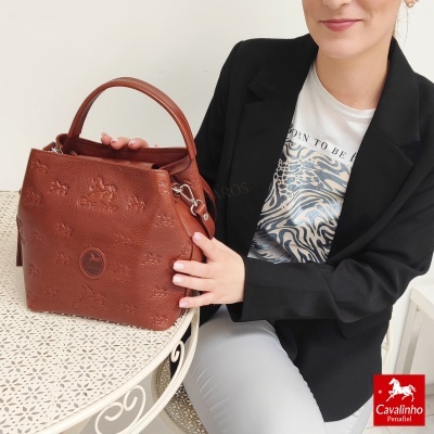 Mala castanha Cavalinho em pele sintética com padrão de cavalos embutidos
