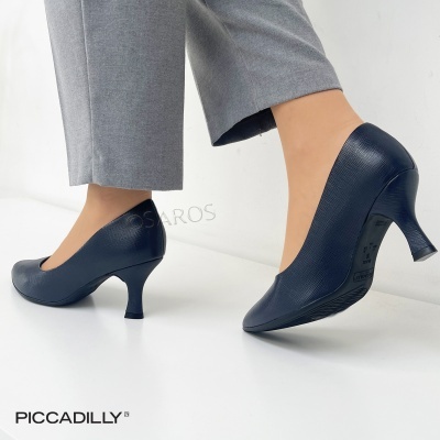 Sapatos de salto médio azul escuro com textura fina usados com calças cinzentas