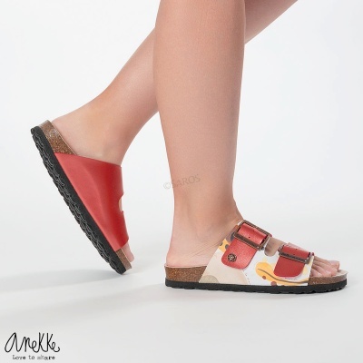 Sandálias birkenstock vermelhas e multicoloridas com sola preta e fivelas metálicas