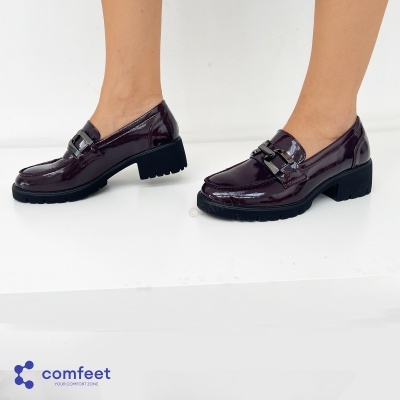 Sapatos mocassim femininos verniz vinho com sola preta e fivela
