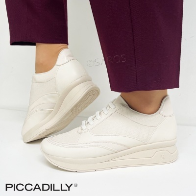 Ténis brancos PICCADILLY com sola grossa usados por pessoa com calças vinho