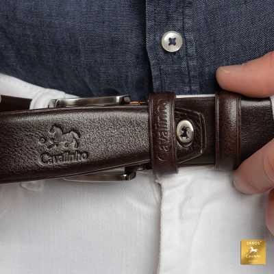 Cinto de couro castanho escuro com marca Cavalinho e fivela metálica