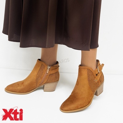 Botins castanhos em camurça com salto médio em bloco e detalhes perfurados