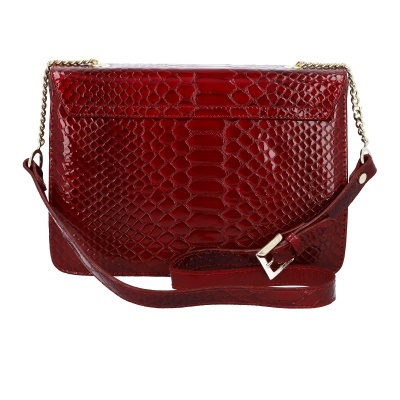 Mala vermelha de senhora com padrão de pele de cobra e correia de couro e corrente