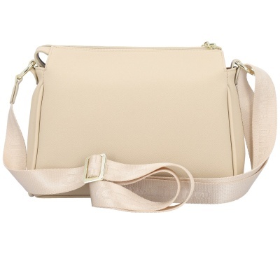 Mala tiracolo rectangular bege com alça larga ajustável.