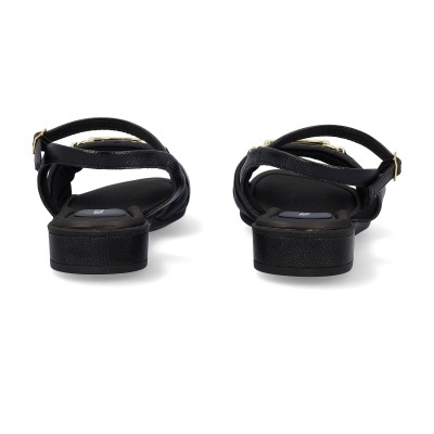 Sandálias pretas de salto baixo com tiras cruzadas e fivela dourada