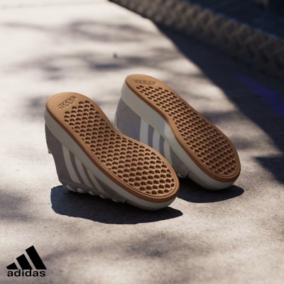 Sapatilhas Adidas cinza claro com sola castanha hexagonal