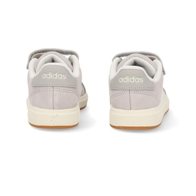 Par de sapatilhas Adidas cinza claro em camurça vistas de trás