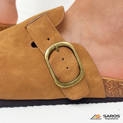 Sandália mule castanha com fivela dourada e sola de cortiça