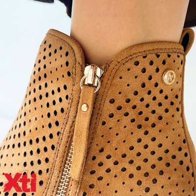 Botim feminino camurça castanha com perfurações negras e fecho dourado