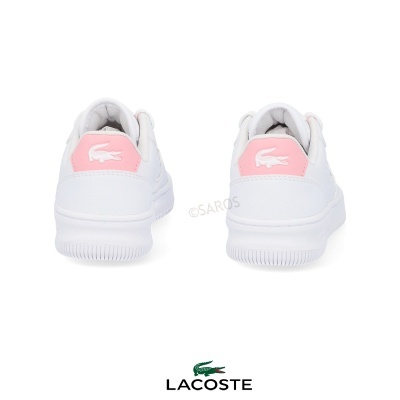Ténis brancos Lacoste com detalhe rosa na parte de trás e logo do crocodilo