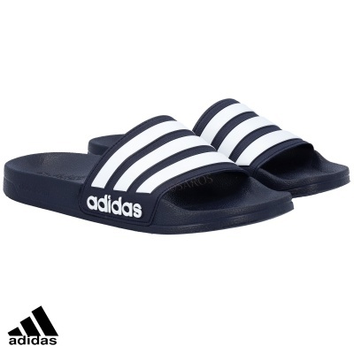 chinelos Adidas azul escuro com riscas brancas e logótipo adidas