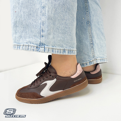 Ténis Skechers castanhos com detalhes brancos e rosa e sola castanha