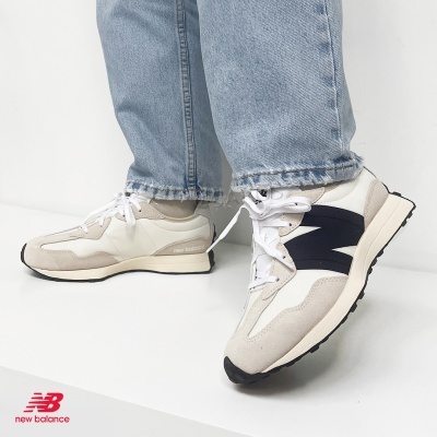 Ténis New Balance bege branco preto com jeans azuis
