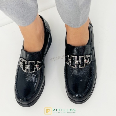 Sapatos mocassim pretos em verniz com detalhes metálicos