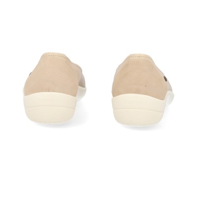 Sapatilhas bege claro de senhora vistas de trás