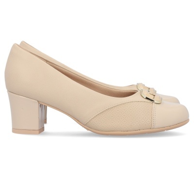 Sapatos bege com salto médio e detalhe metálico dourado