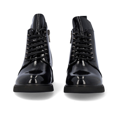 Botas pretas de verniz com atacadores e fecho lateral