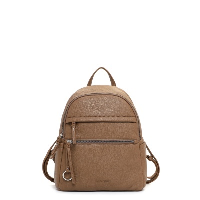 Mochila castanha clara com fechos metálicos prateados e textura granulada