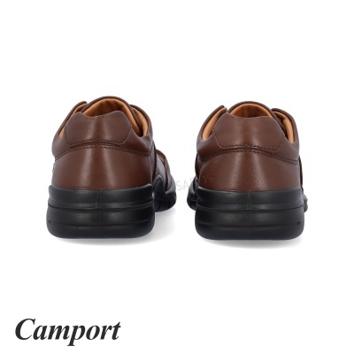 Par de sapatos castanhos em pele com sola preta vistos de trás