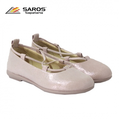 Sapatilhas femininas bege com tiras e textura brilhante, fundo branco e logo SAROS Sapataria