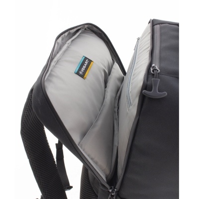 Mochila preta com interior cinzento aberto mostrando bolso com fecho e etiqueta VOGART