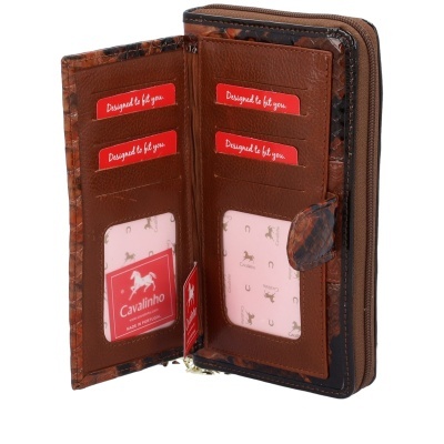 Carteira castanha aberta com cartões visíveis e texto 'Designed to fit you'