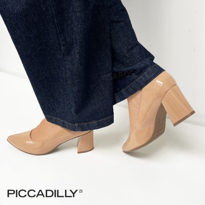 Sapatos de salto alto nude em verniz com calças de ganga azuis escuras