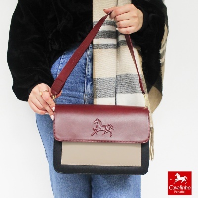 Mala de senhora bicolor em pele com relevo de cavalo e alça vermelha