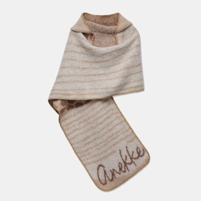 Cachecol bege e branco riscado com texto Anekke em castanho claro