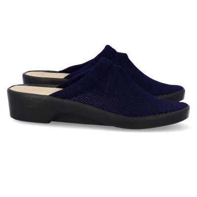 Chinelos de senhora azul escuro com sola preta sobre fundo branco