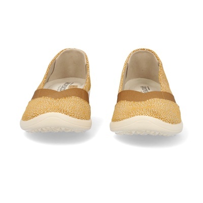 Sapatos mocassim amarelos com padrão branco e faixa elástica castanha