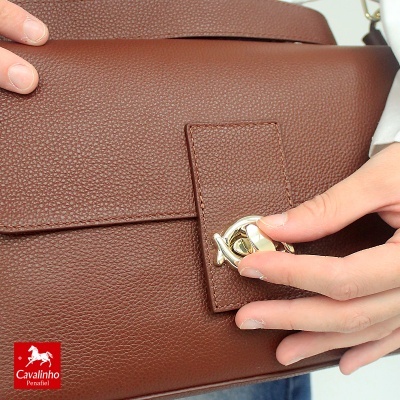 Mala castanha de pele com fecho metálico dourado