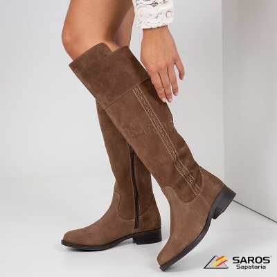 Bota feminina alta castanha em camurça da SAROS, com costuras decorativas e sola preta.